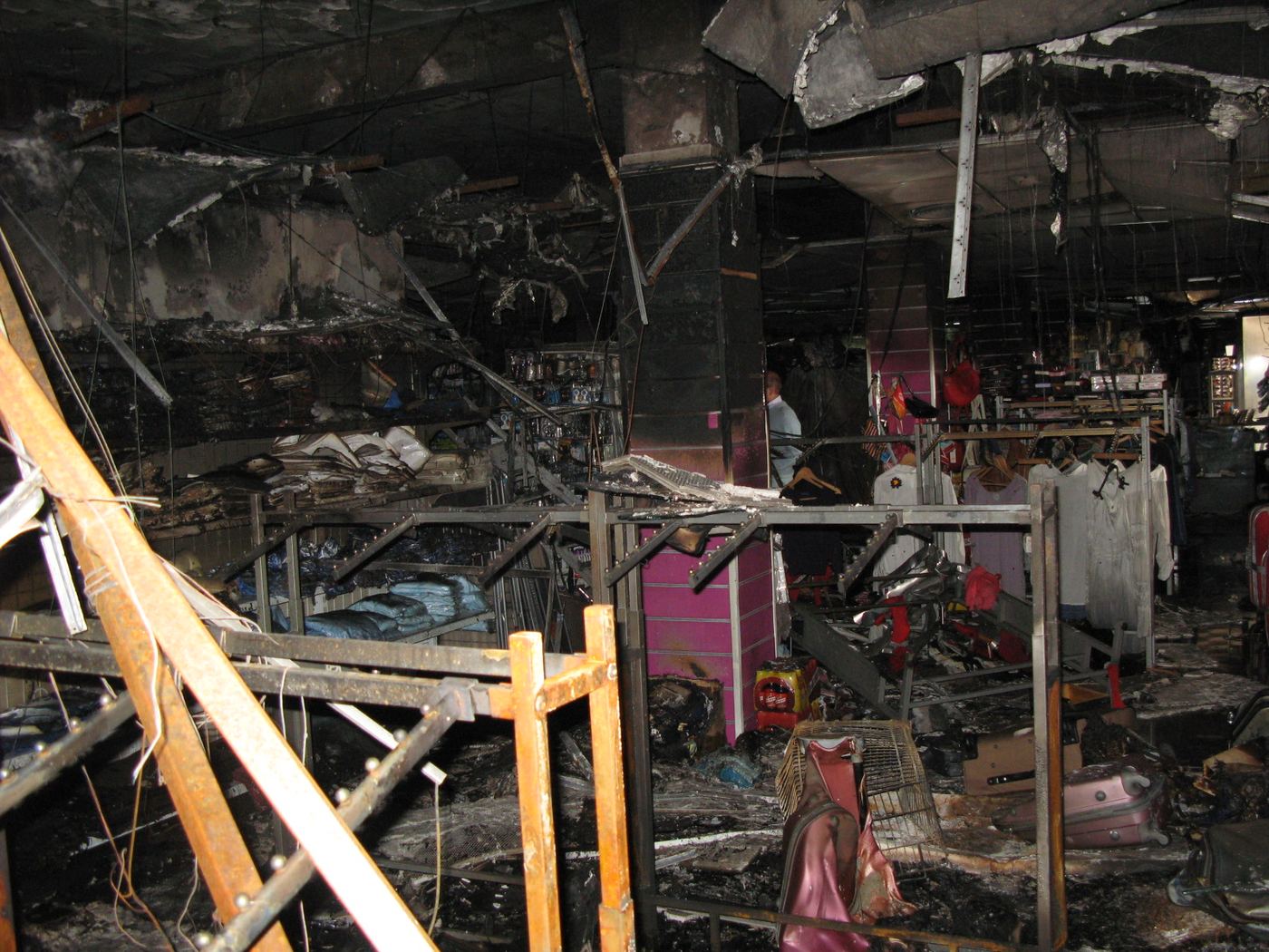 Local comercial tras un incendio, durante la peritación